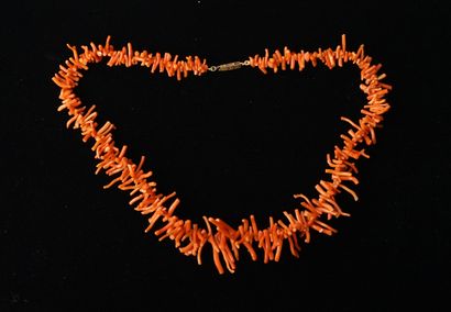 COLLIER composé de branches de CORAIL ancien...