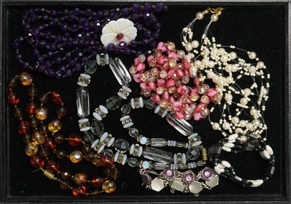 FANTAISIE - ENSEMBLE comprenant: colliers...