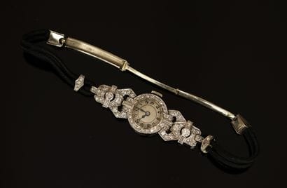 MONTRE BRACELET en platine sertie de diamants,...
