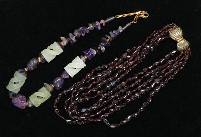 COLLIER 5 rangs de galets de grenat, fermoir...