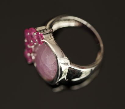 BAGUE en argent 925/°° sertie de rubis traités...