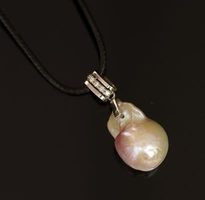 CHAINE en coton ciré retenant un pendentif...