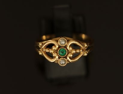 BAGUE en or jaune 18k (750/°°) ajourée, centrée...