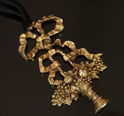 CHANTAL THOMASS - PENDENTIF en métal doré...