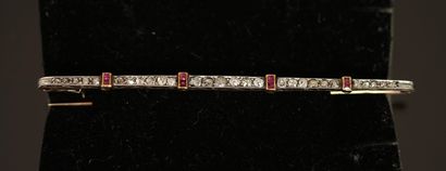 BROCHE BARRETTE en or jaune 18K (750/°°)...