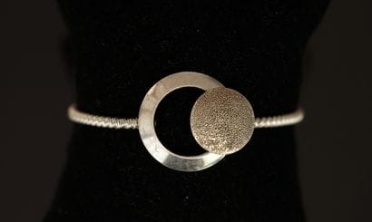 BRACELET en argent 925/°° jonc ouvrant à...