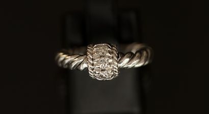 AC BAGUE en or gris formée d'un anneau en...
