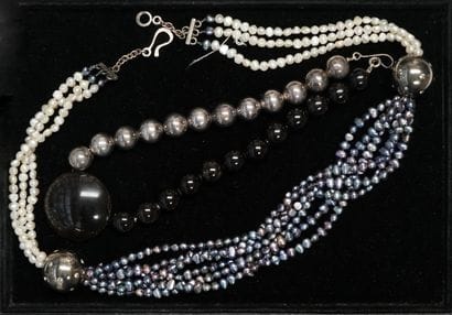 FANTAISIE - ENSEMBLE de 2 COLLIERS, l'un...