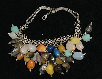 COLLIER plastron en métal retenant de nombreuses...