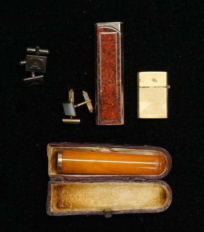 ENSEMBLE comprenant: FUME-CIGARE en ambre,...