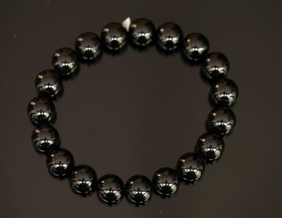 BRACELET composé de boules de pierre dure...