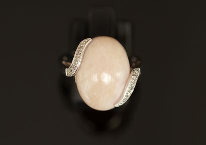 BAGUE en argent 925/°° centrée d'un cabochon...