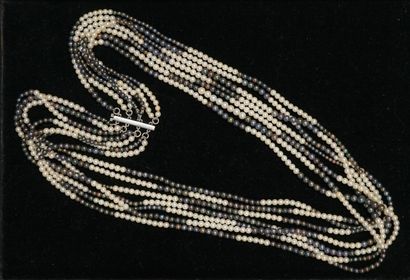 COLLIER à 7 rangs de perles de culture blanches...