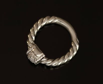 AC BAGUE en or gris formée d'un anneau en...