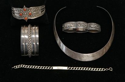 ENSEMBLE en argent min 800/°° comprenant...