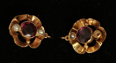 PAIRE DE DORMEUSES en or jaune 18k (750/°°)...