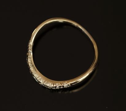 AC BAGUE ligne sinueuse en or jaune ponctuée...