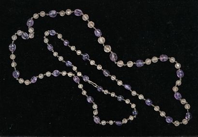 SAUTOIR à maille en argent composé de perles...