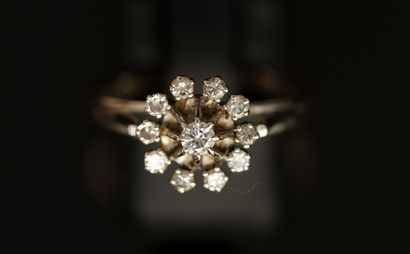 BAGUE en or gris 18K (750/°°) formant une...