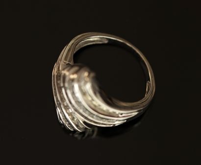 AC BAGUE croisée en or gris 9k (375/°°) sertie...
