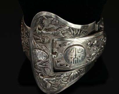 BRACELET rigide articulé en argent min 800/°°,...