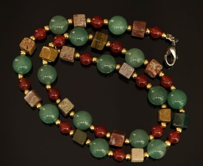 COLLIER composé de boules d'aventurine intercalées...