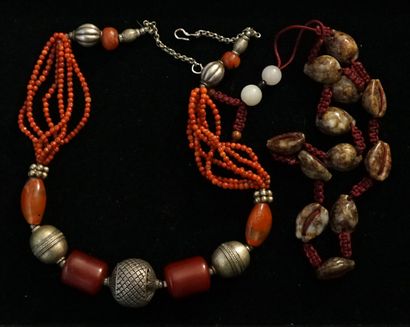 COLLIER ETHNIQUE composé de perles en métal...