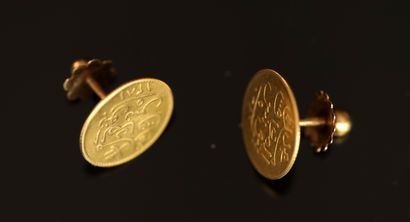 PAIRE DE PUCES D'OREILLES en or jaune 18K...
