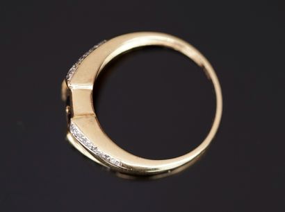 BAGUE BANDEAU en or jaune 18K (750/°°) centrée...