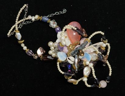 FANTAISIE - COLLIER ras de cou retenant un...