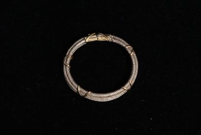 BRACELET JONC ouvrant formé de câbles d'argent...