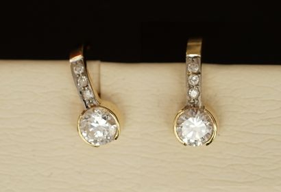 PAIRE DE CLOUS D'OREILLES en or jaune 18k...
