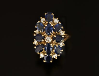 BAGUE MARQUISE en or jaune 18K (750/°°) sertie...