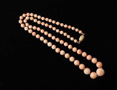 SAUTOIR ancien de 69 boules de coquillage...