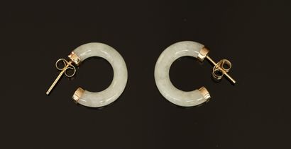 PAIRE DE CREOLES ouvertes en jade vert pâle,...