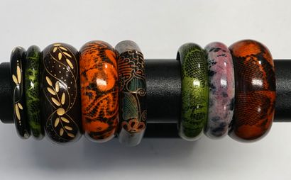FANTAISIE - LOT de 13 BRACELETS en bois peint...