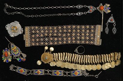 ENSEMBLE en métal doré ou argenté composé...