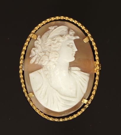BROCHE camée représentant un profil de femme...