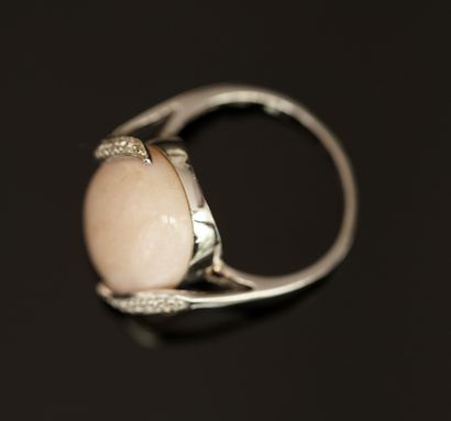 BAGUE en argent 925/°° centrée d'un cabochon...