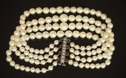 BRACELET de 4 rangs de perles de culture...