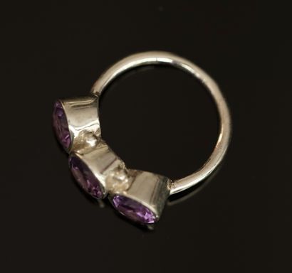 BAGUE en argent 925/°° sertie de 3 améthystes...