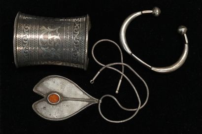 ENSEMBLE en argent min 800/°° comprenant...