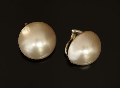 PAIRE DE CLIPS D'OREILLES formés d'un bouton...