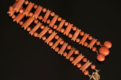 BRACELET à 2 rangs de boules de corail intercalées...