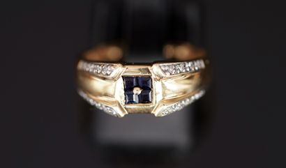 BAGUE BANDEAU en or jaune 18K (750/°°) centrée...