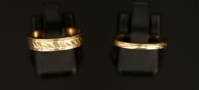 ENSEMBLE de 2 ALLIANCES en or jaune 18K (750/°°)....