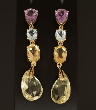 PAIRE DE PENDANTS D'OREILLES en argent doré...