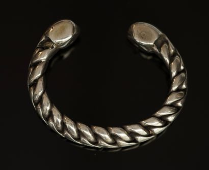 BRACELET rigide ouvert en argent min 800/°°...