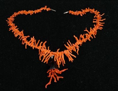 COLLIER composé de branches de corail, 5...