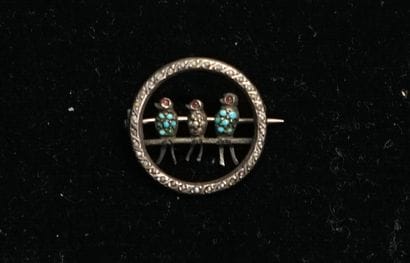 Broche ronde en argent min 800/°° présentant...